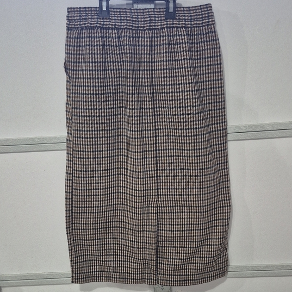 Elastic Waist Houndstooth Midi Skirt in Black and Cream - Picture 6 of 11